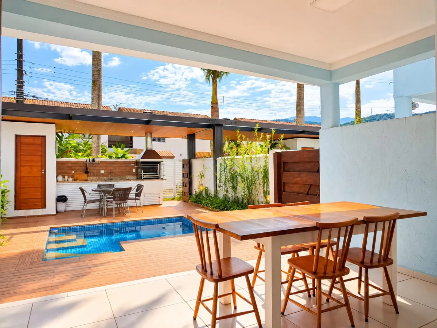 Casa mobiliada com 4 suítes e piscina aquecida a 200 m da praia de Juquehy