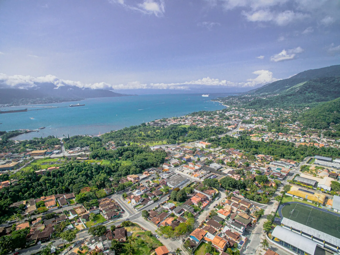 Vista aérea de bairro à beira-mar