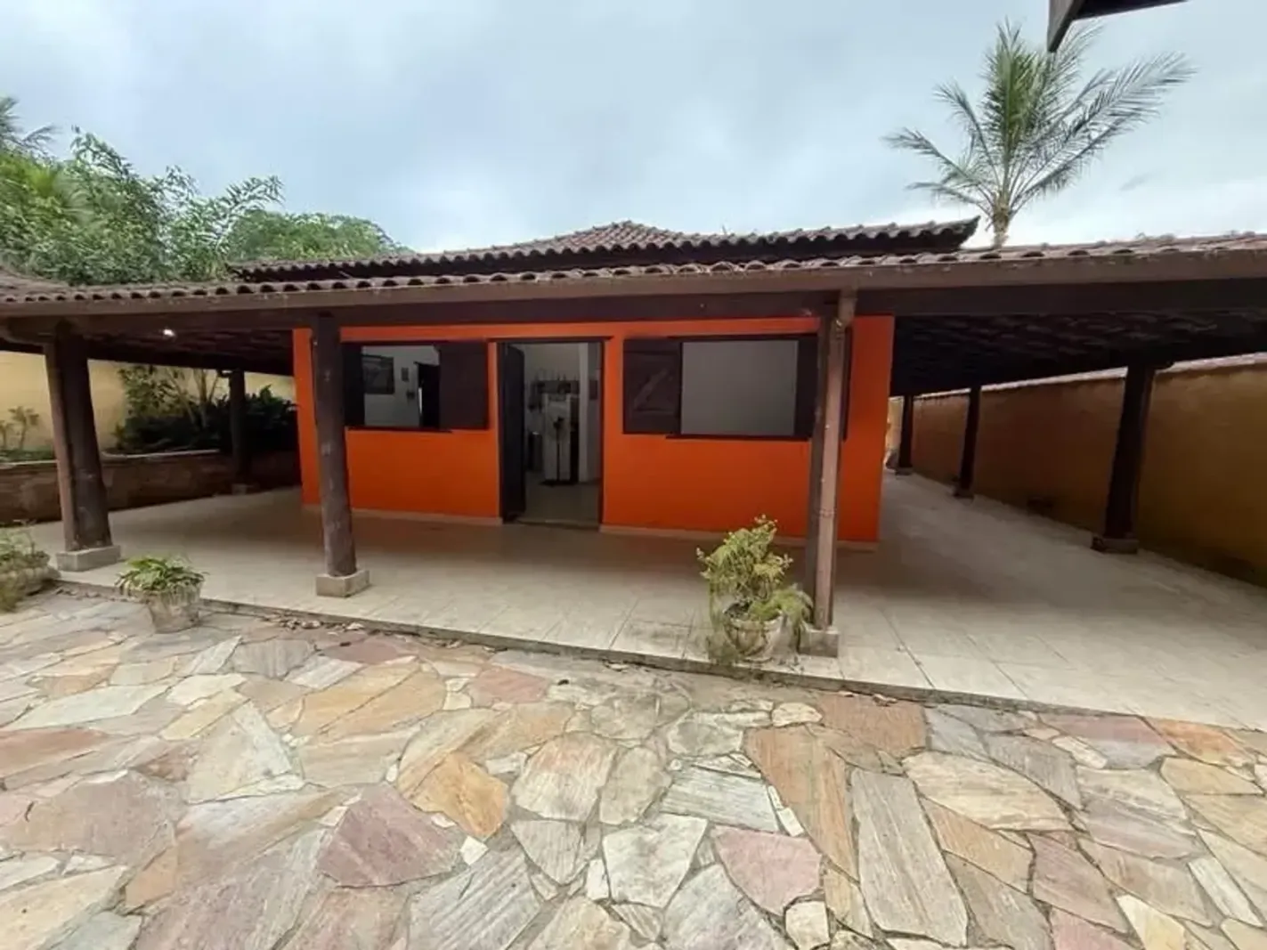 Casa avarandada com 2 dormitórios e jardim em Camburi