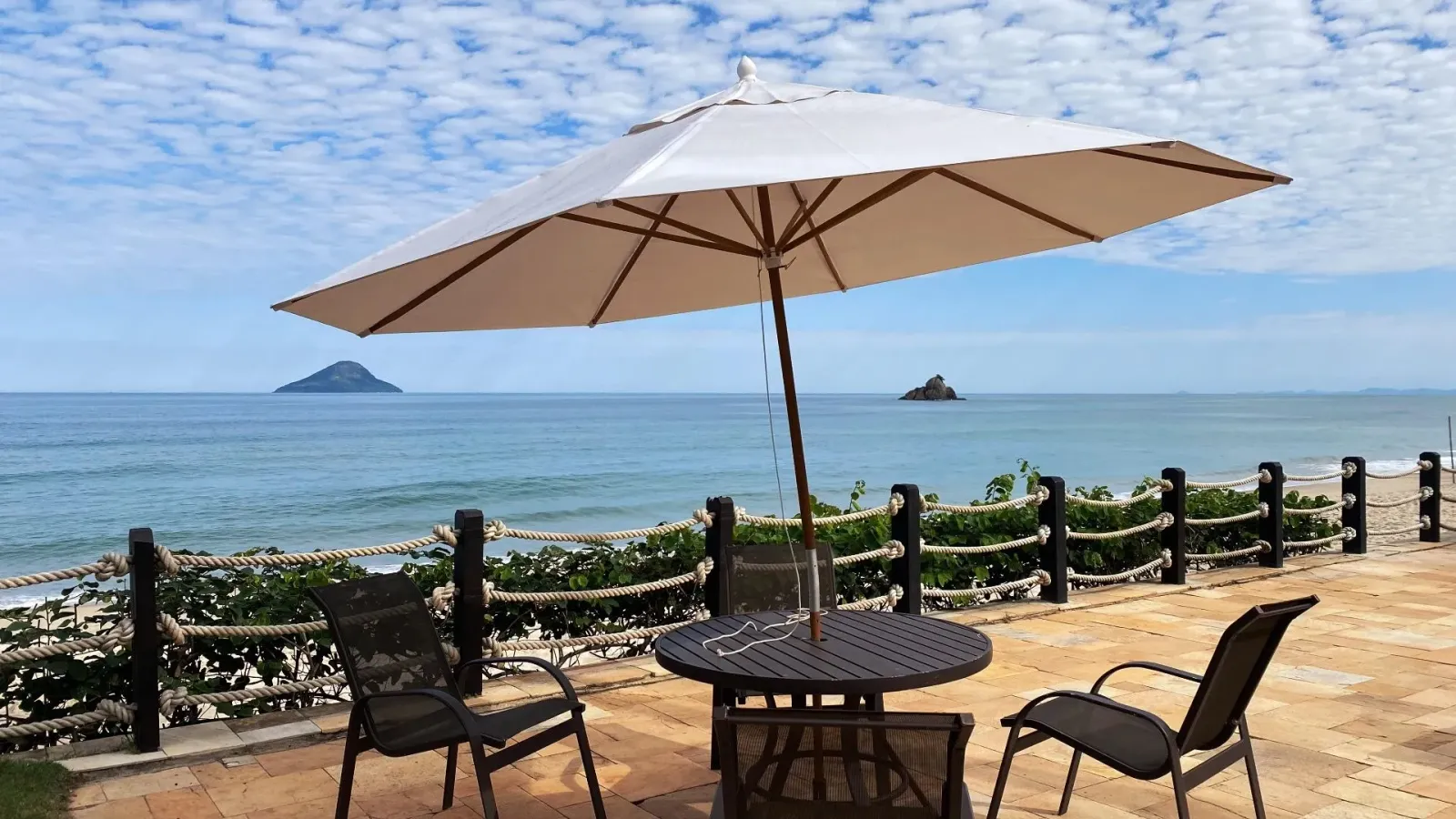 Casa com 3 suítes a 20 m da praia em condomínio com clube em Juquehy