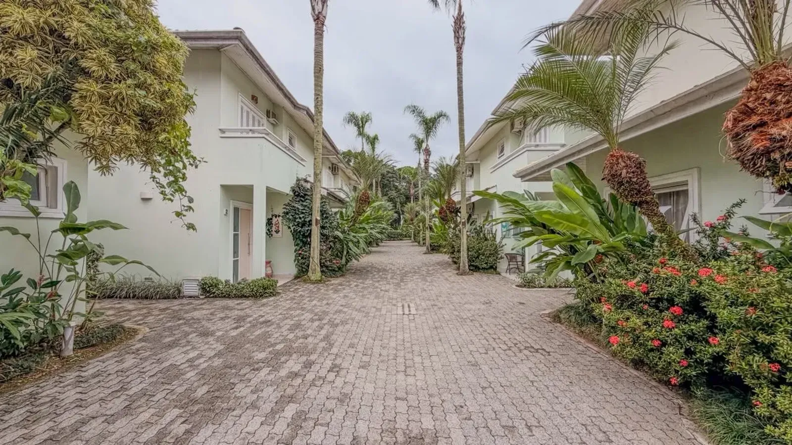 Casa com 4 dormitórios e jacuzzi a 300 m da praia de Juquehy