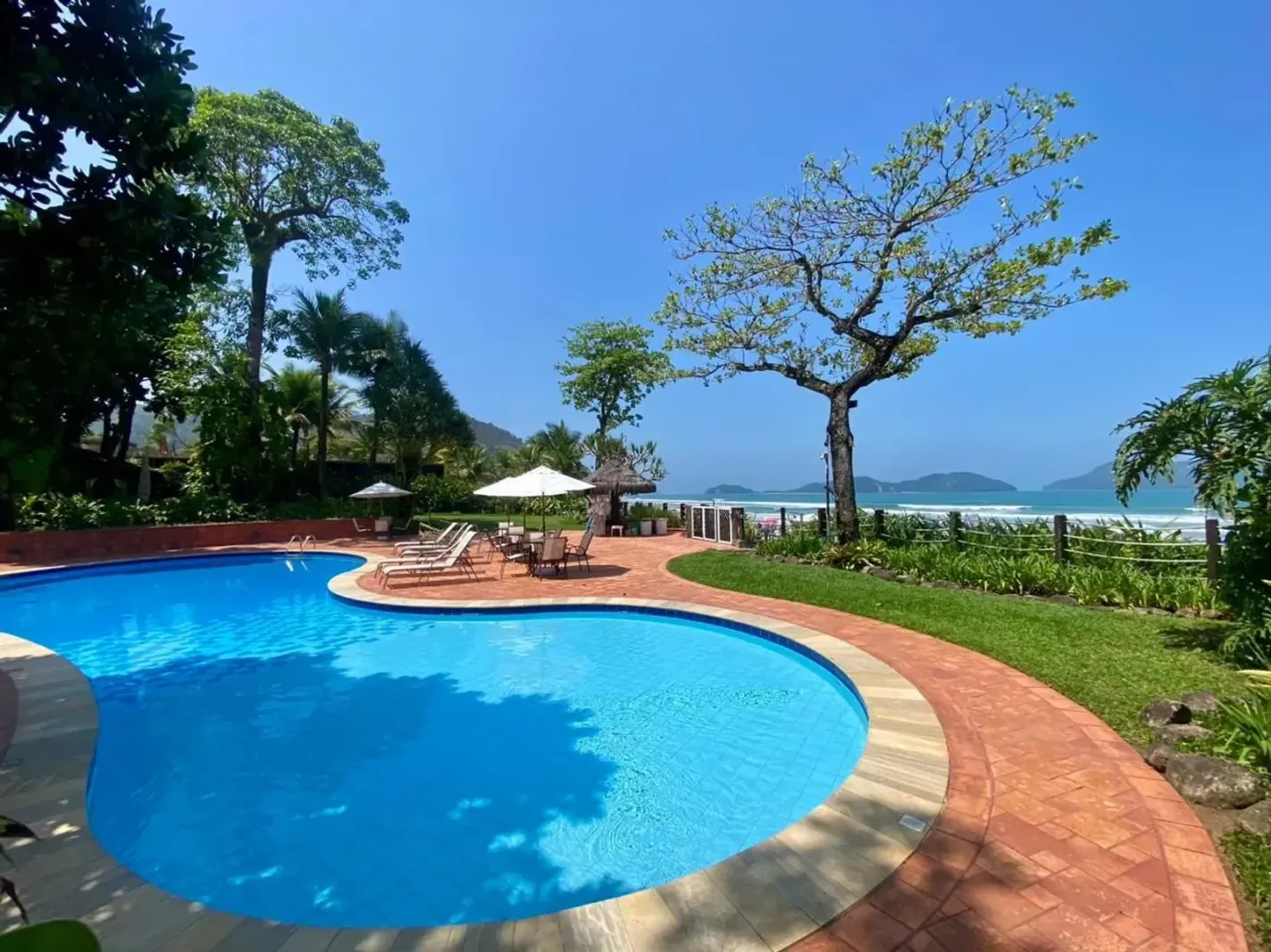 Casa com 4 dormitórios em condomínio pé na areia em Juquehy