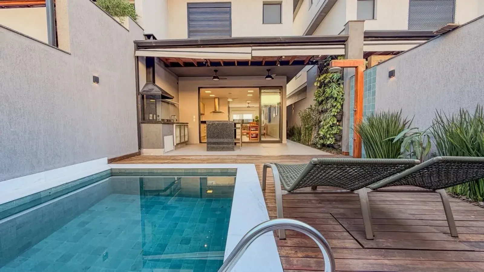Casa com 4 suítes, dois rooftops e piscina a 300 m da praia de Juquehy