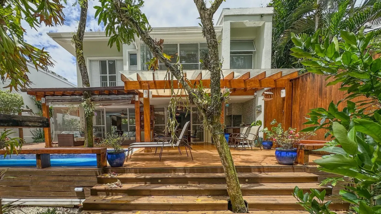 Casa com 4 suítes e piscina de borda infinita no Condomínio Raízes de Juquehy