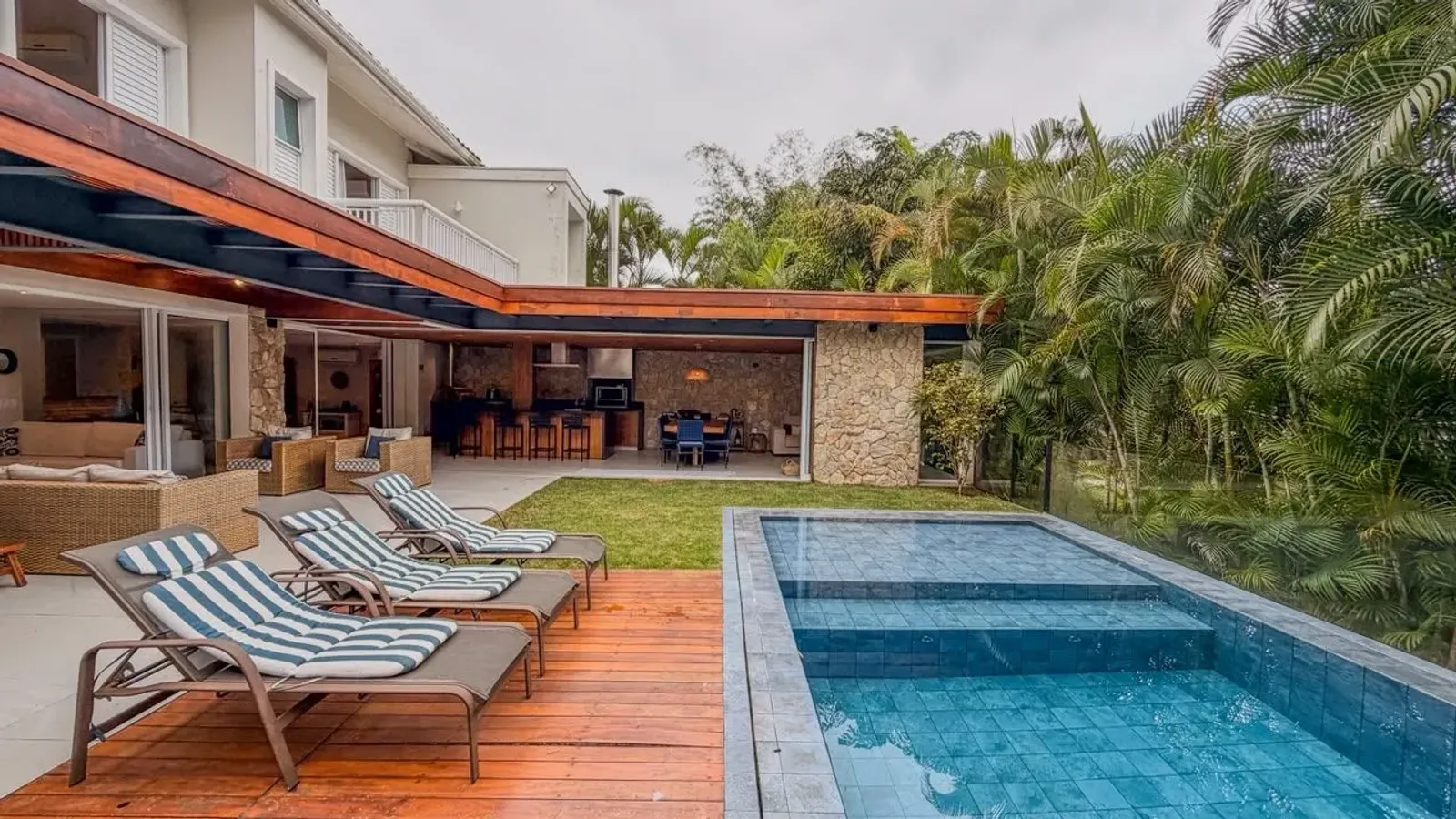 Casa com 4 suítes e piscina em condomínio resort em Juquehy