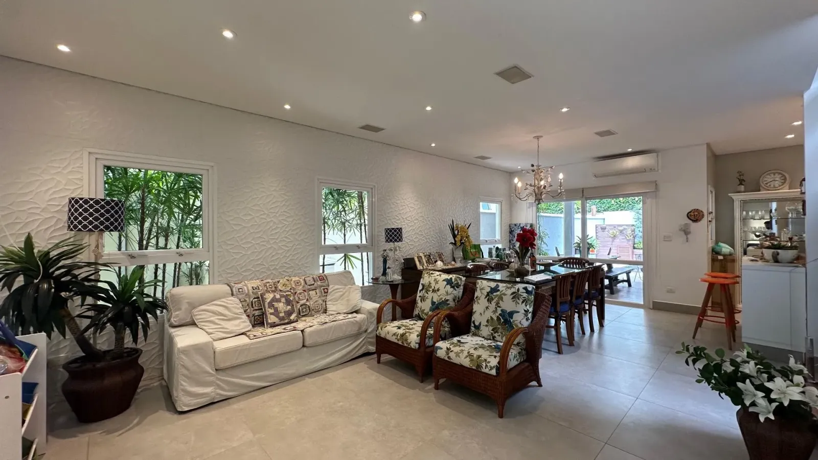 Casa com 4 suítes e piscina em níveis a 100 m da praia de Juquehy