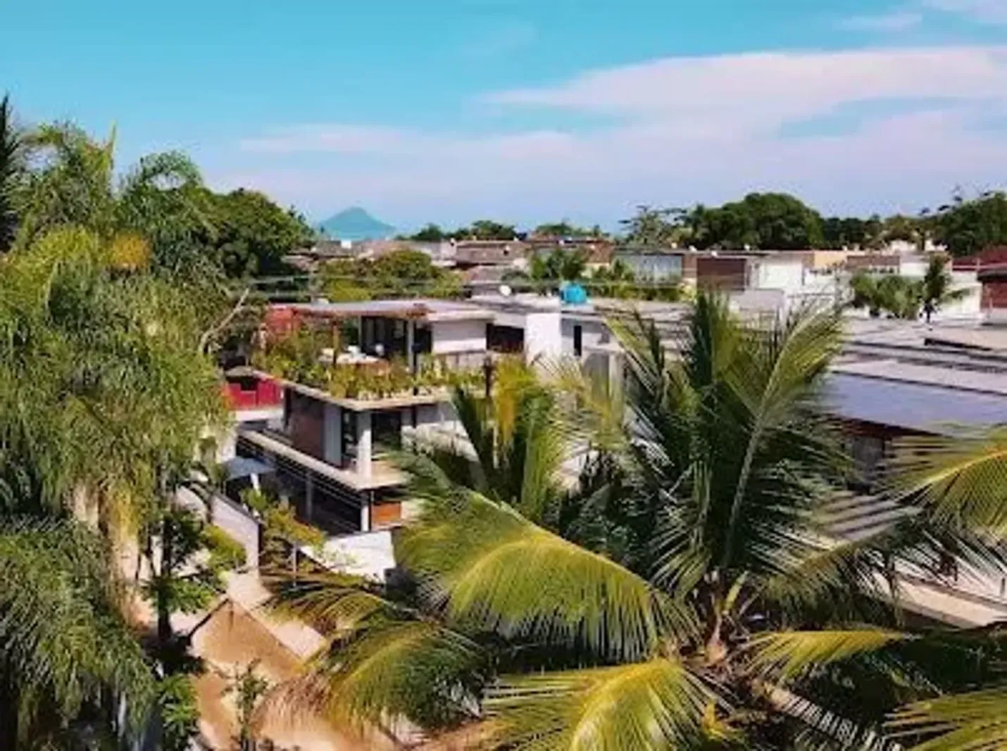Casa com 4 suítes e rooftop com jacuzzi a 80 m da praia de Juquehy