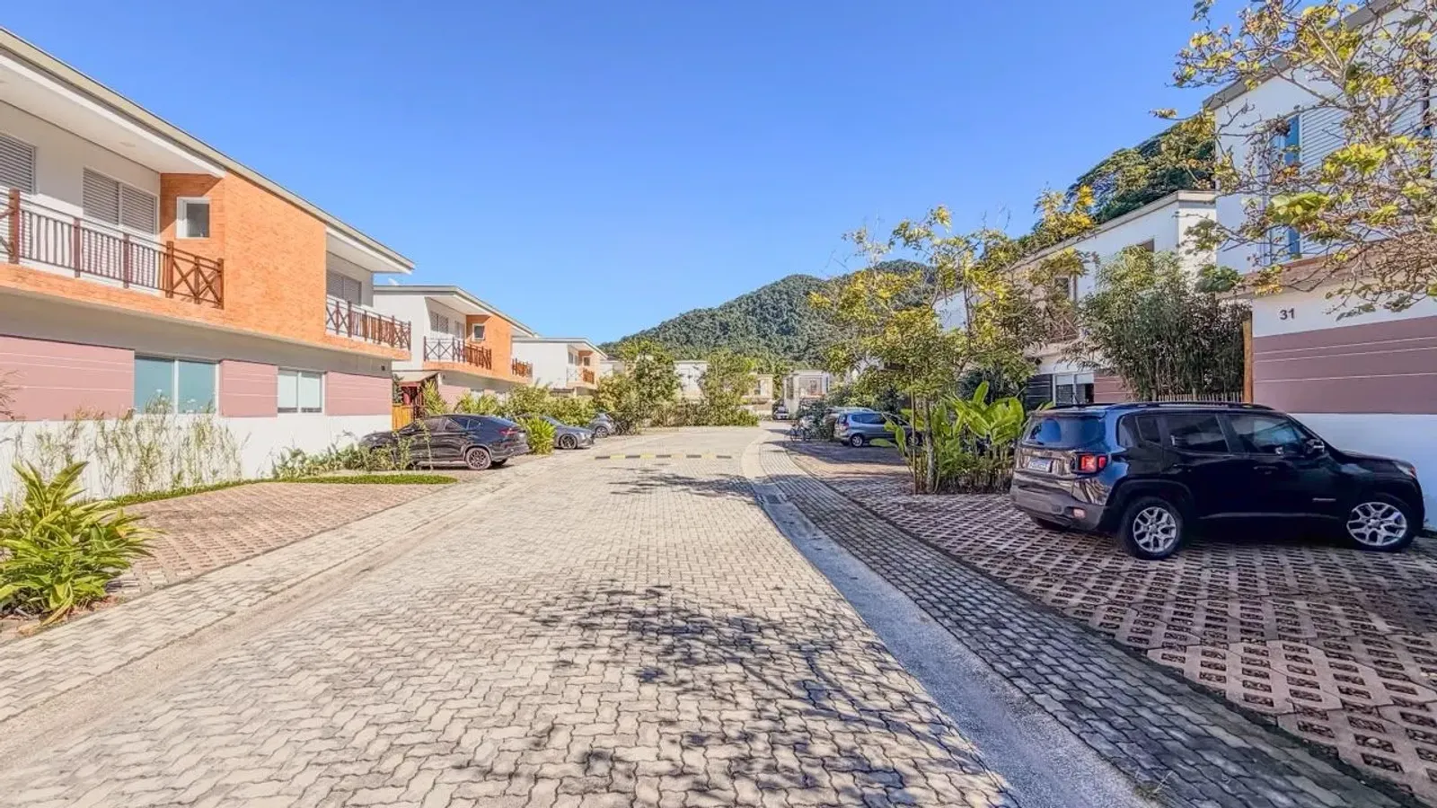 Casa com 4 suítes em condomínio com piscinas e quadra em Juquehy