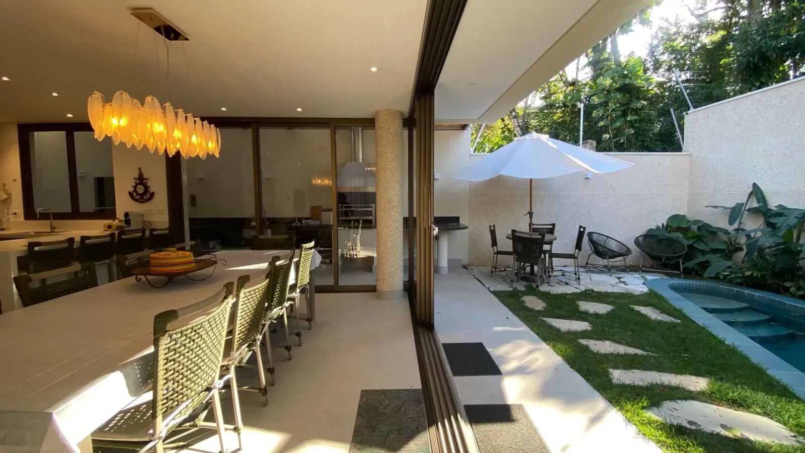 Casa com 4 suítes em condomínio em Juquehy