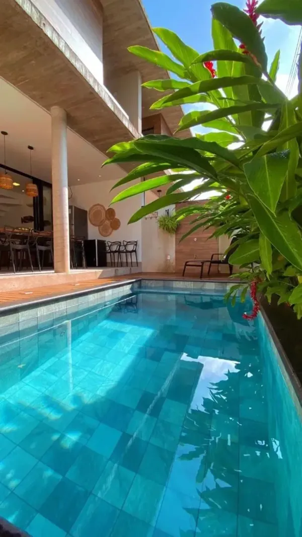Casa com 4 suítes, escritório e terraço na avenida principal de Juquehy
