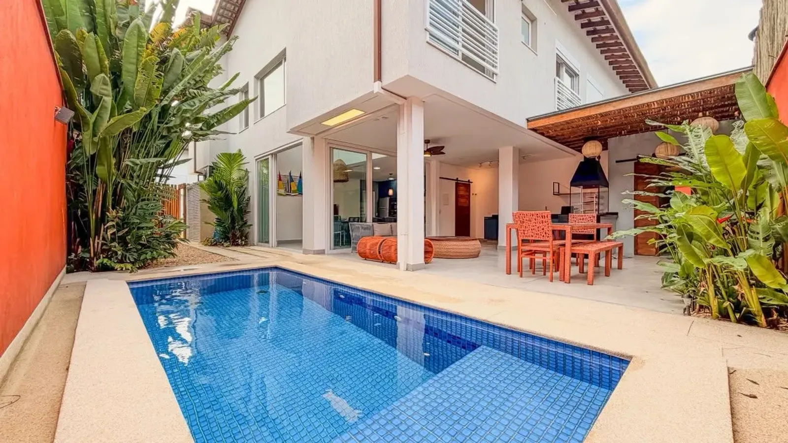 Casa com 4 suítes, piscina aquecida e jardim em Juquehy