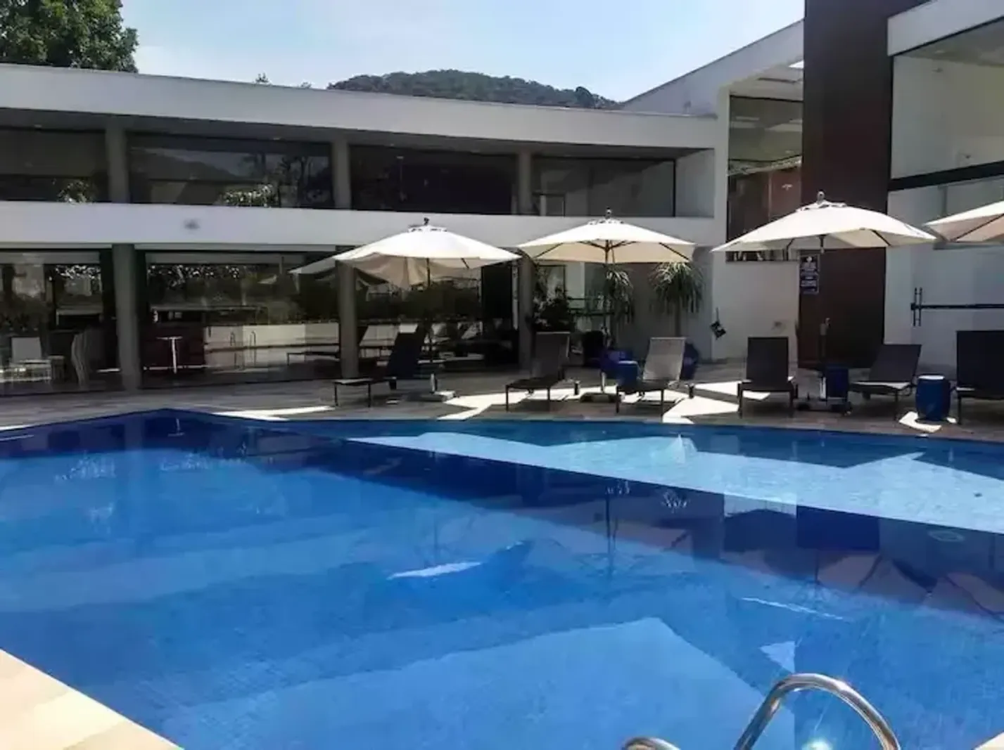 Casa com 5 dormitórios em condomínio fechado em Camburi