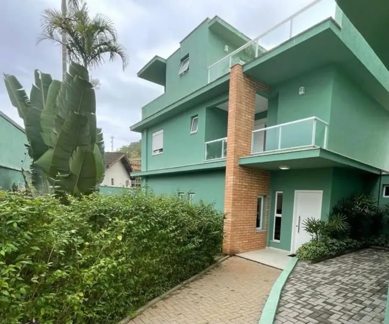 Casa com 5 suítes a 100 m da praia no canto direito de Juquehy