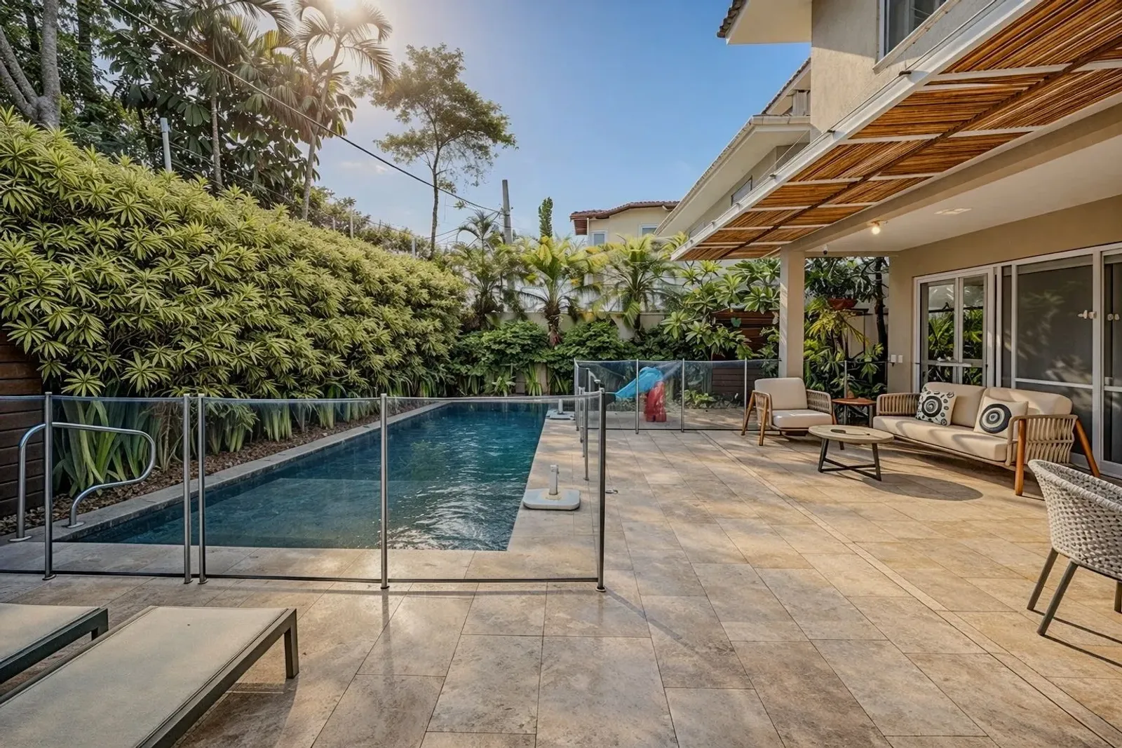 Casa com 5 suítes e piscina a 100 m do mar em Juquehy