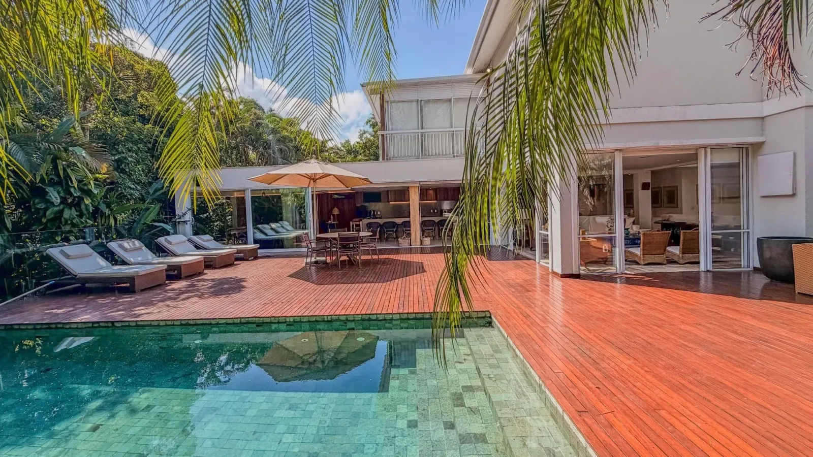 Casa com 5 suítes e piscina aquecida no Condomínio Raízes de Juquehy