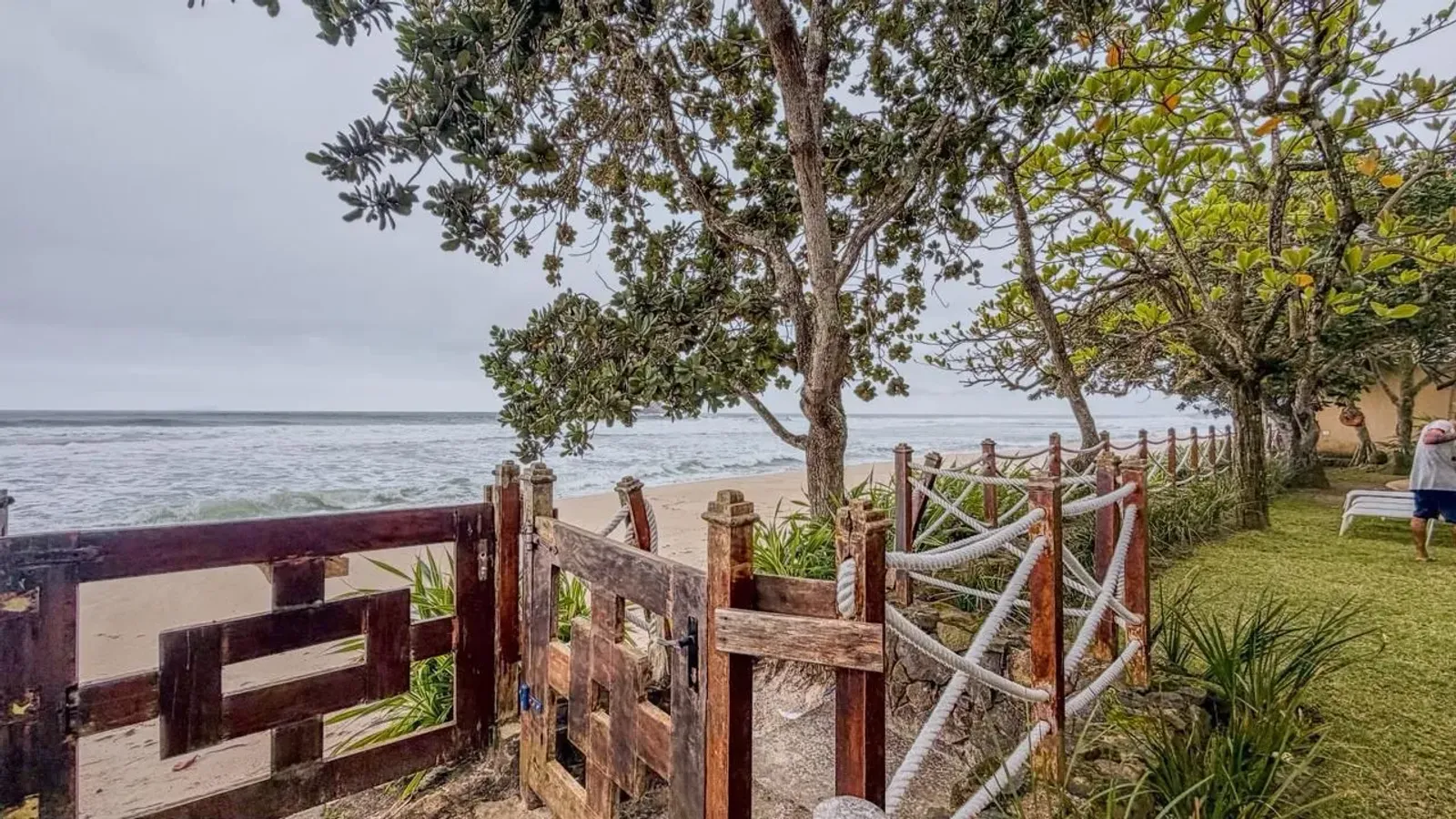 Casa com 5 suítes e piscina em condomínio com clube pé na areia em Juquehy