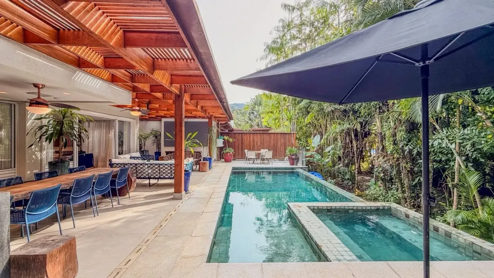 Casa com 5 suítes e piscina em condomínio resort em Juquehy