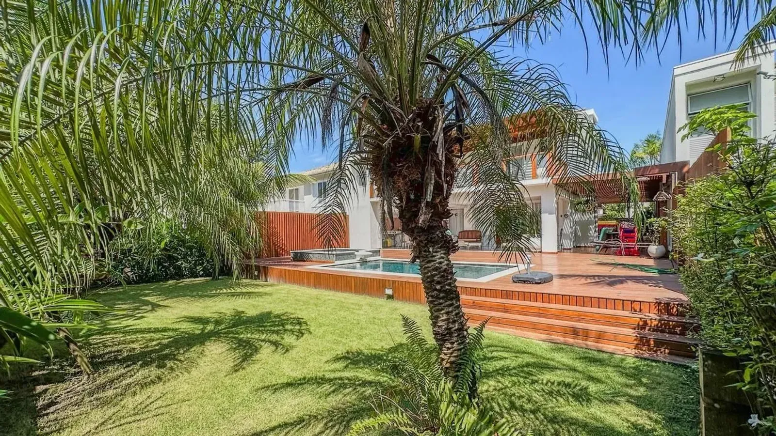 Casa com 5 suítes e piscina em terreno de 760 m² no Condomínio Raízes