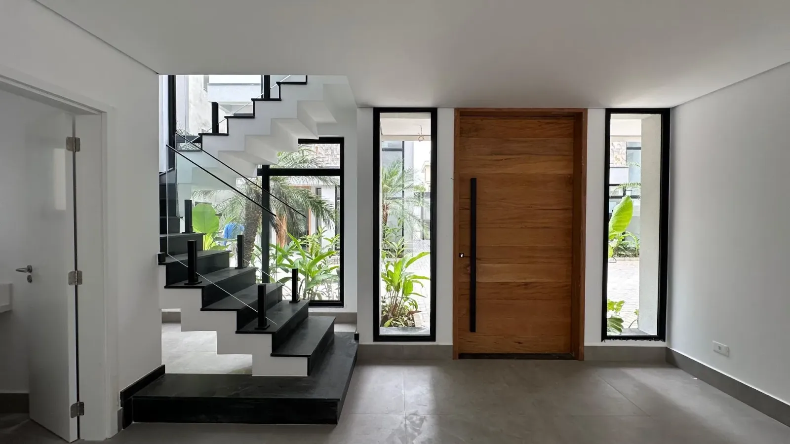 Casa com 5 suítes, rooftop e energia solar a 50 m da praia de Juquehy