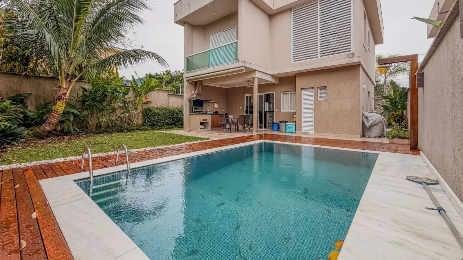 Casa com piscina privativa e jardim a 500 m da praia de Juquehy