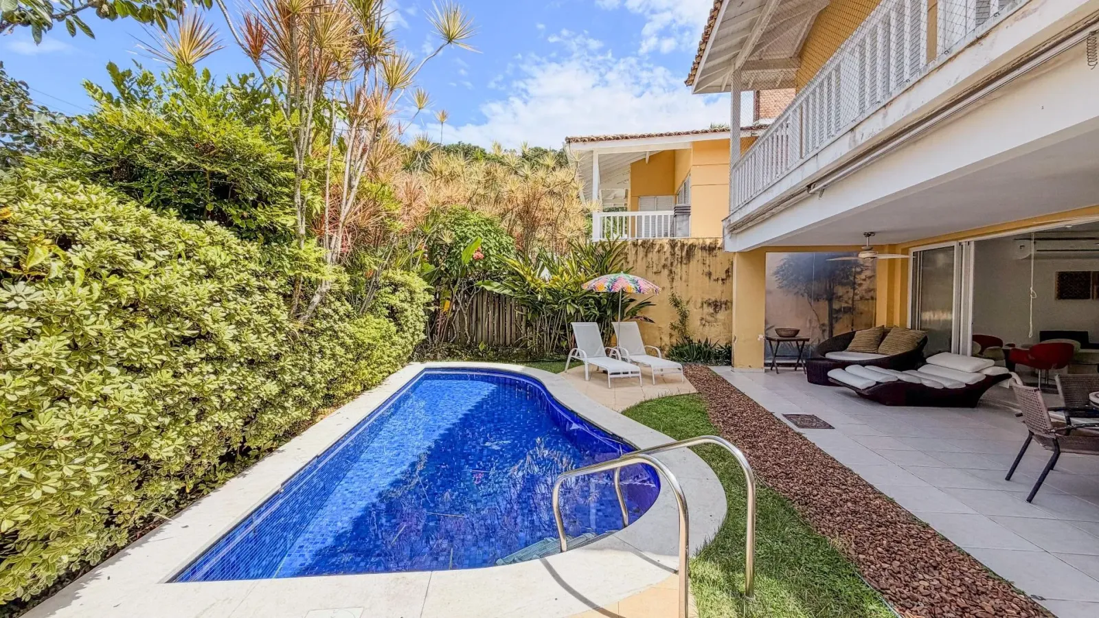 Casa com suítes e piscina a 50 m da praia no canto direito de Juquehy