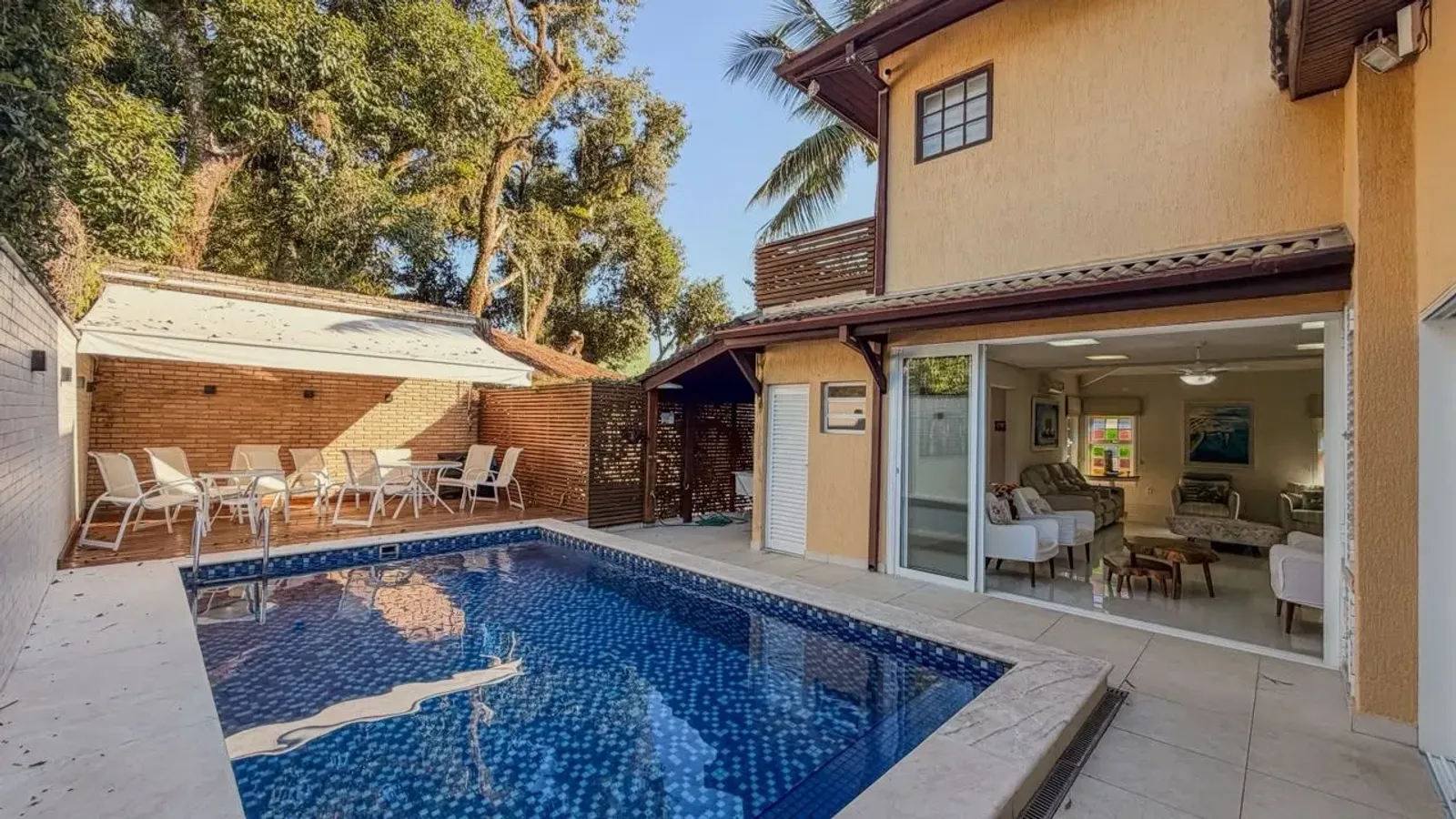 Casa com suítes e piscina em condomínio com lazer completo em Juquehy