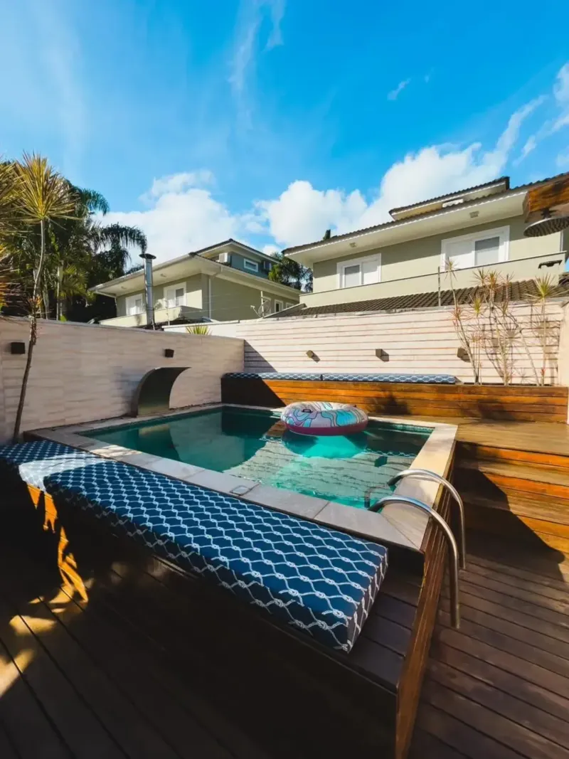 Casa mobiliada com 4 dormitórios e piscina a 150 m da praia de Juquehy