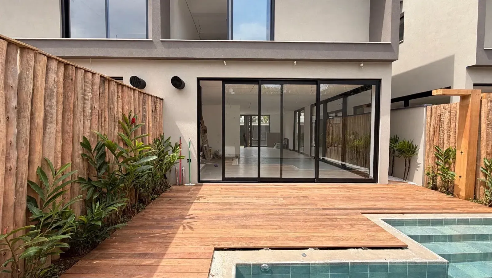 Casa contemporânea com 4 suítes, piscina e rooftop em condomínio em Juquehy