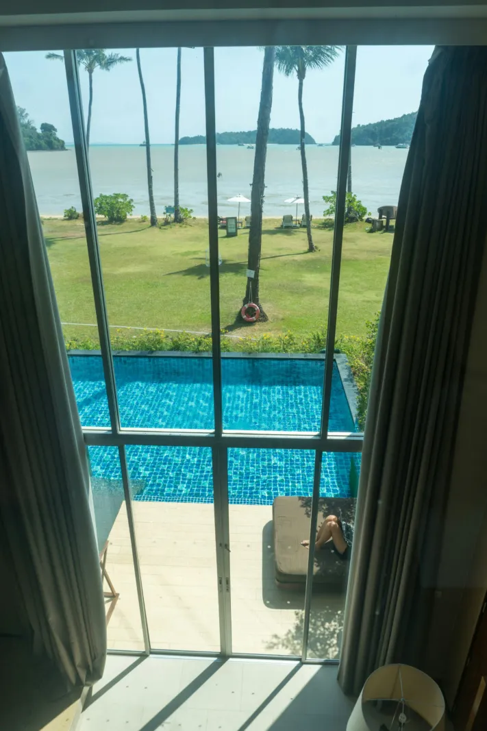 Piscina vista através da janela de uma casa