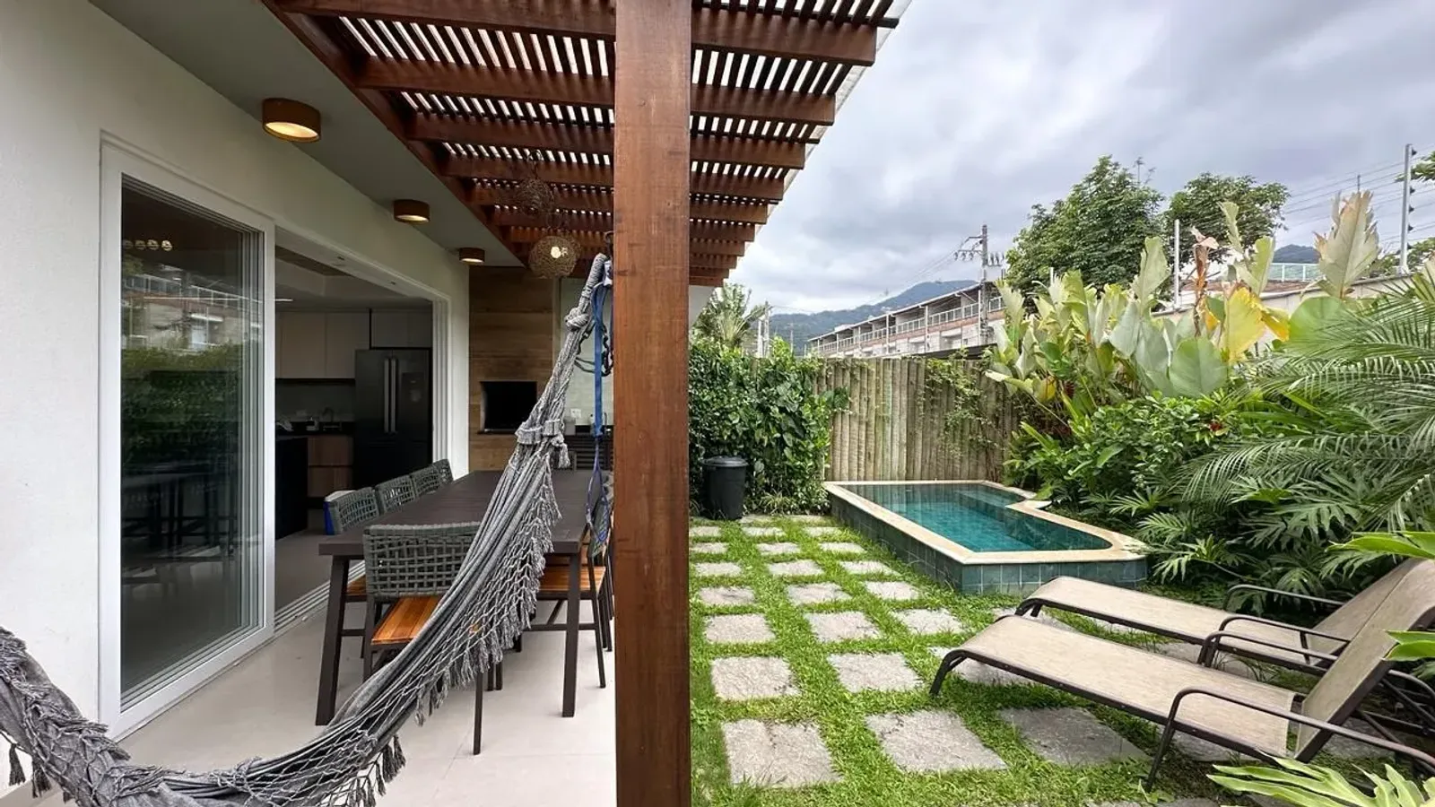 Casa decorada com 4 suítes, piscina e rooftop a 5 minutos do mar em Juquehy