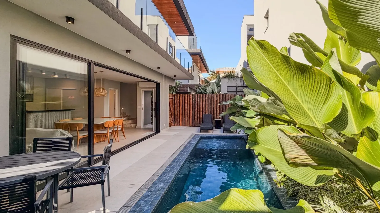 Casa mobiliada com 3 suítes e piscina aquecida a 200 m da praia de Juquehy
