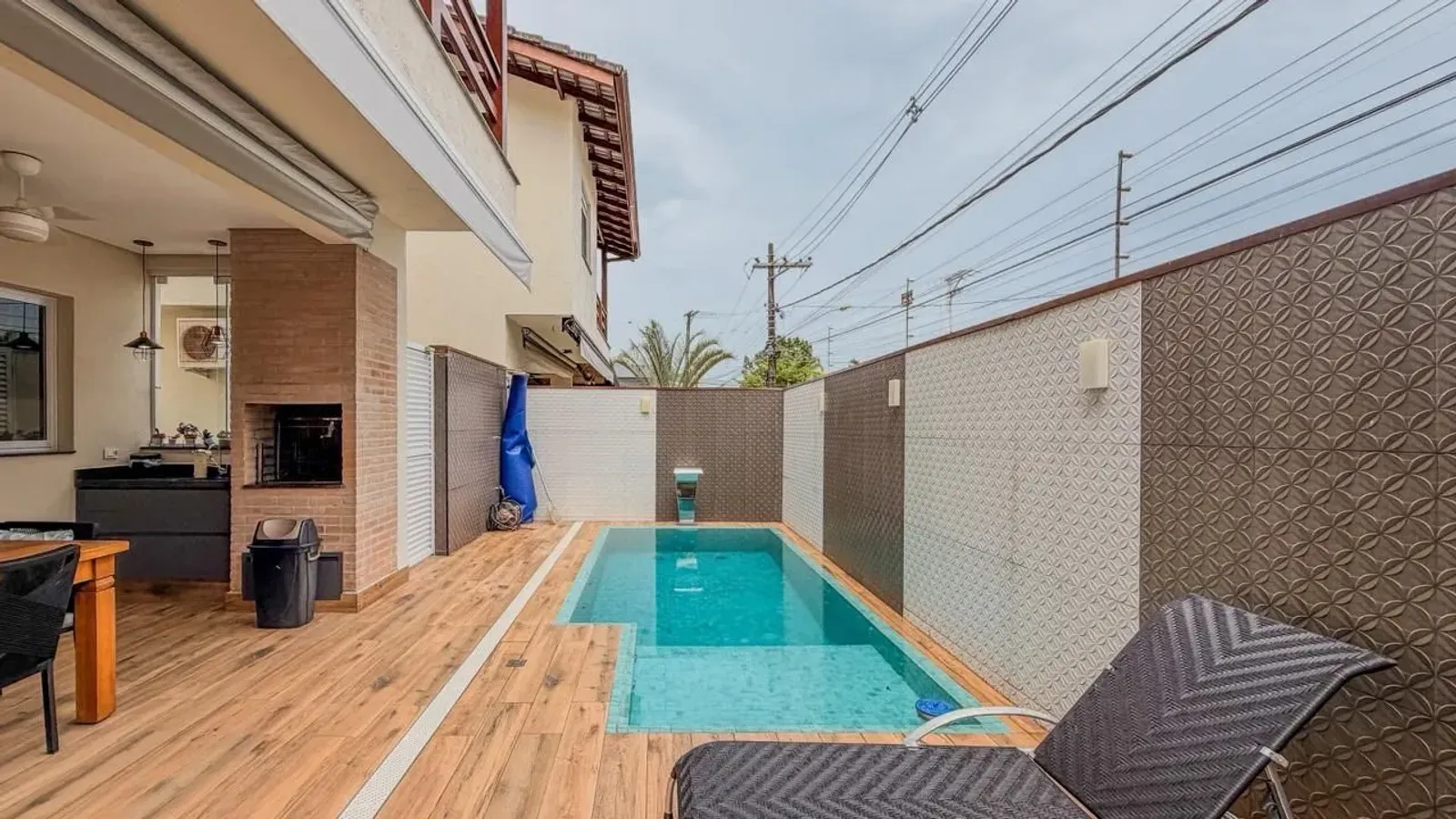 Casa mobiliada com 3 suítes e piscina aquecida em condomínio em Juquehy