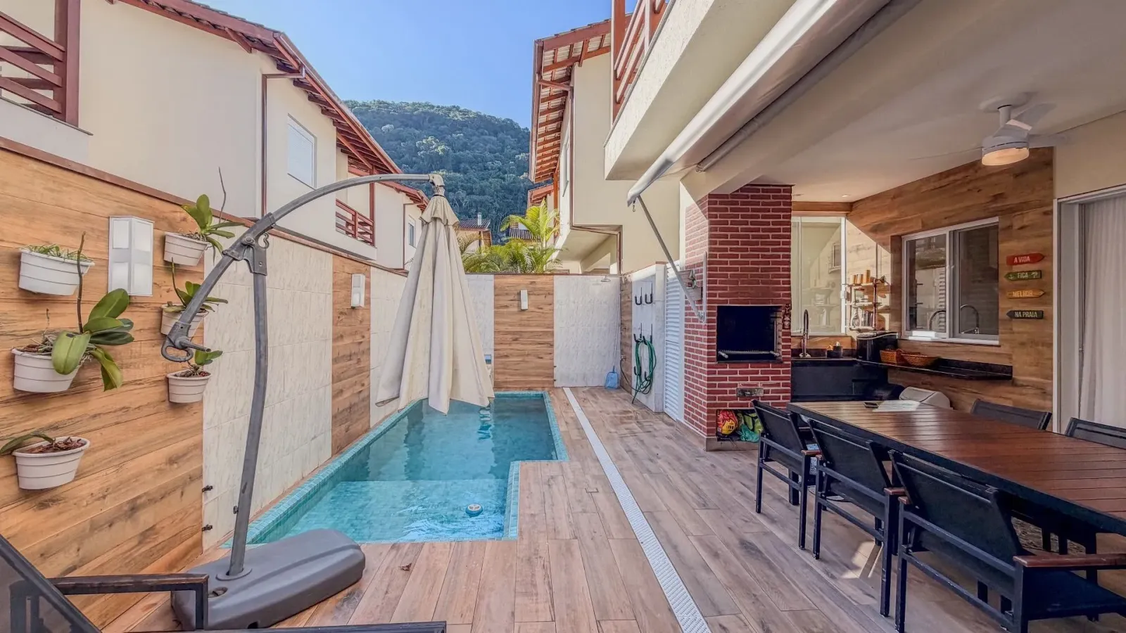 Casa mobiliada com 3 suítes e piscina aquecida em condomínio em Juquehy