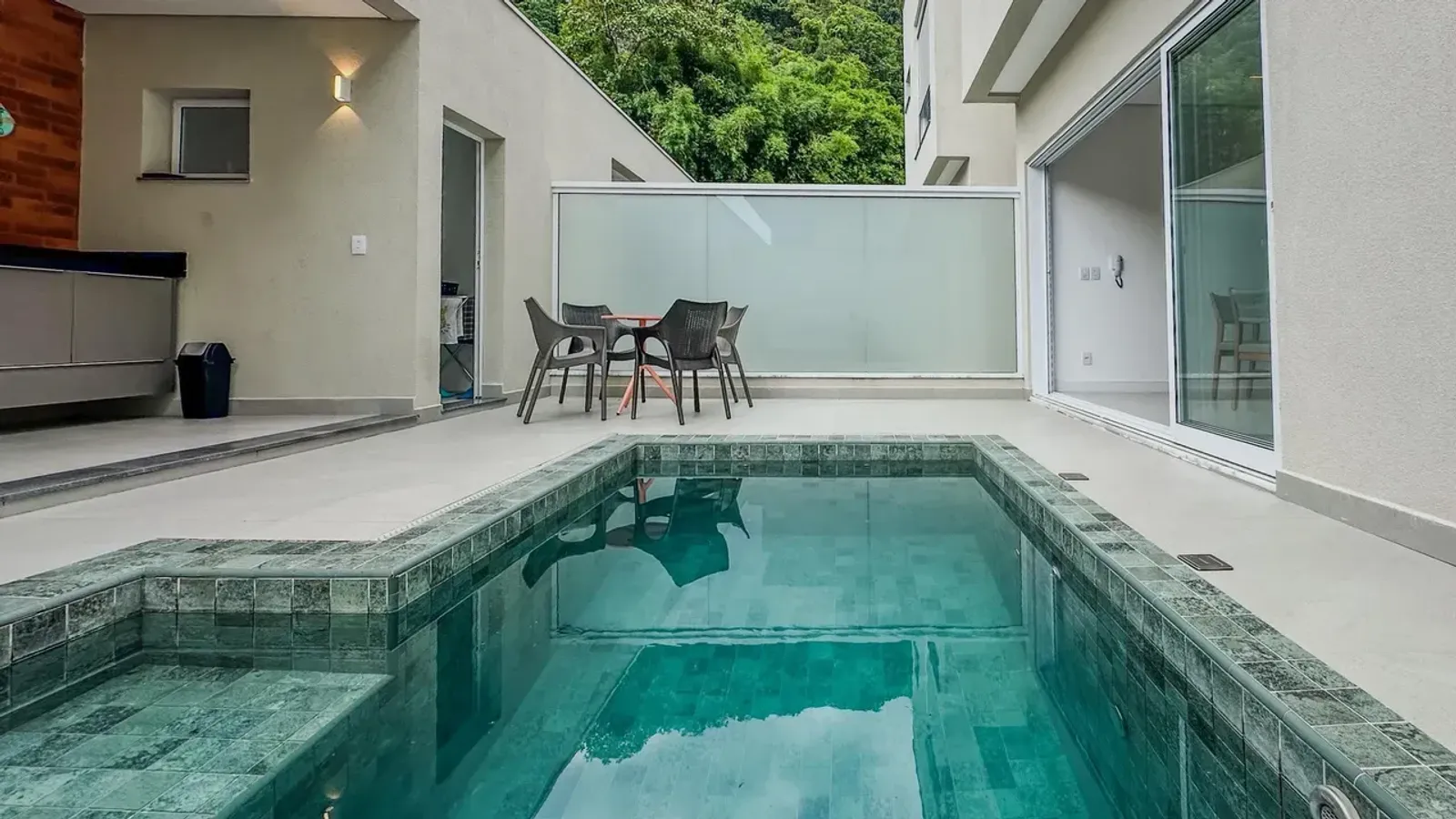 Casa mobiliada com 3 suítes e piscina privativa em Juquehy