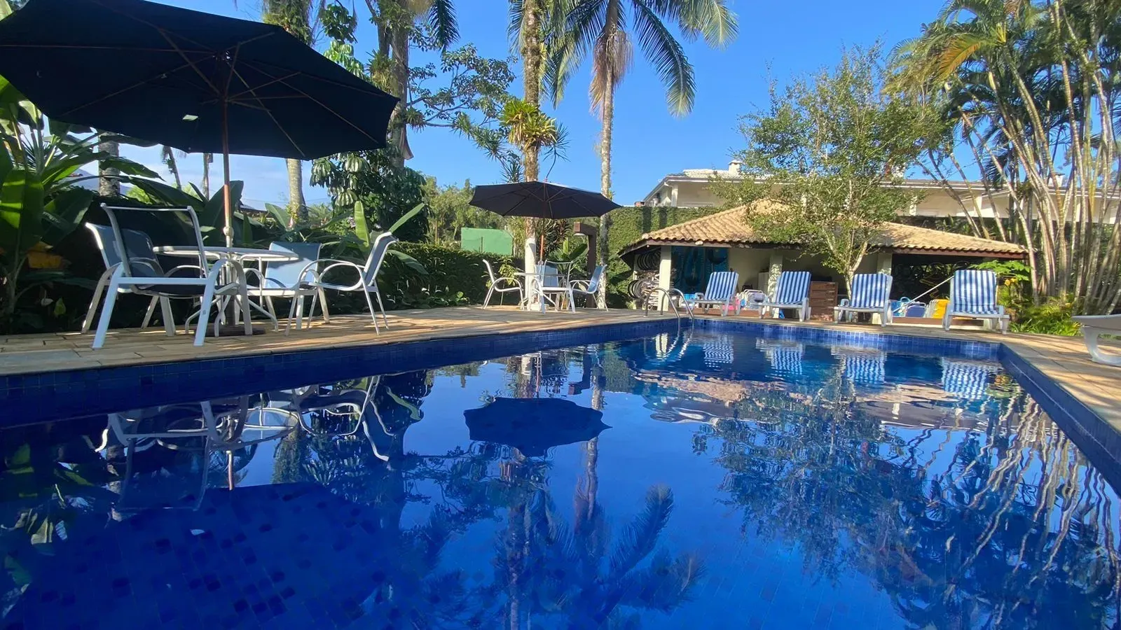 Casa mobiliada com 4 dormitórios a 100 m da praia de Juquehy