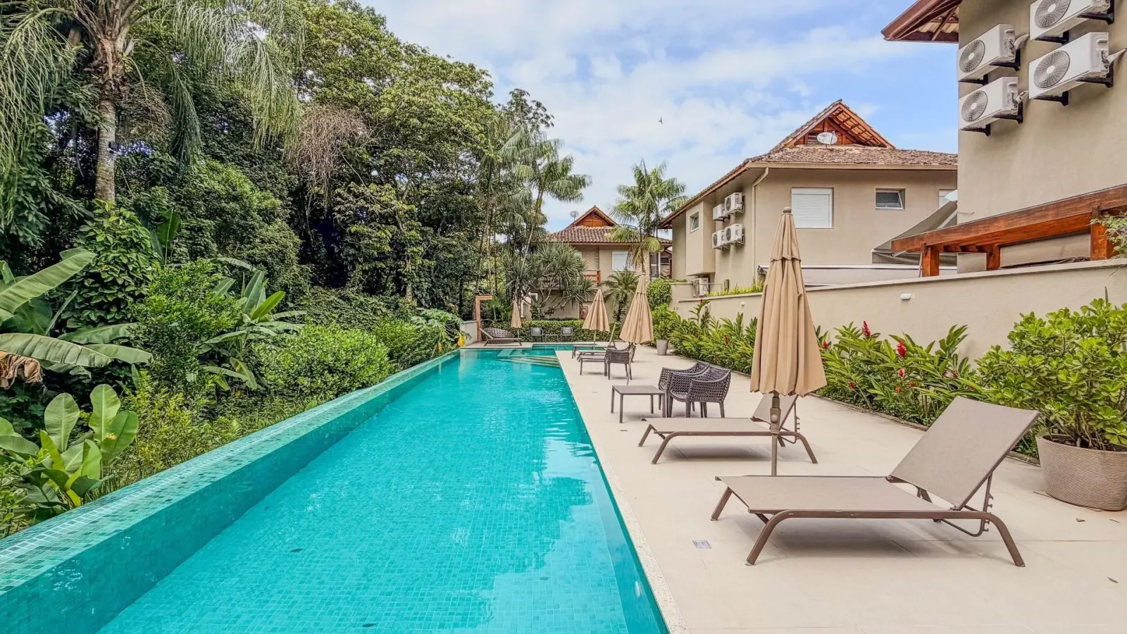 Casa mobiliada com 4 dormitórios e piscina privativa em condomínio em Juquehy