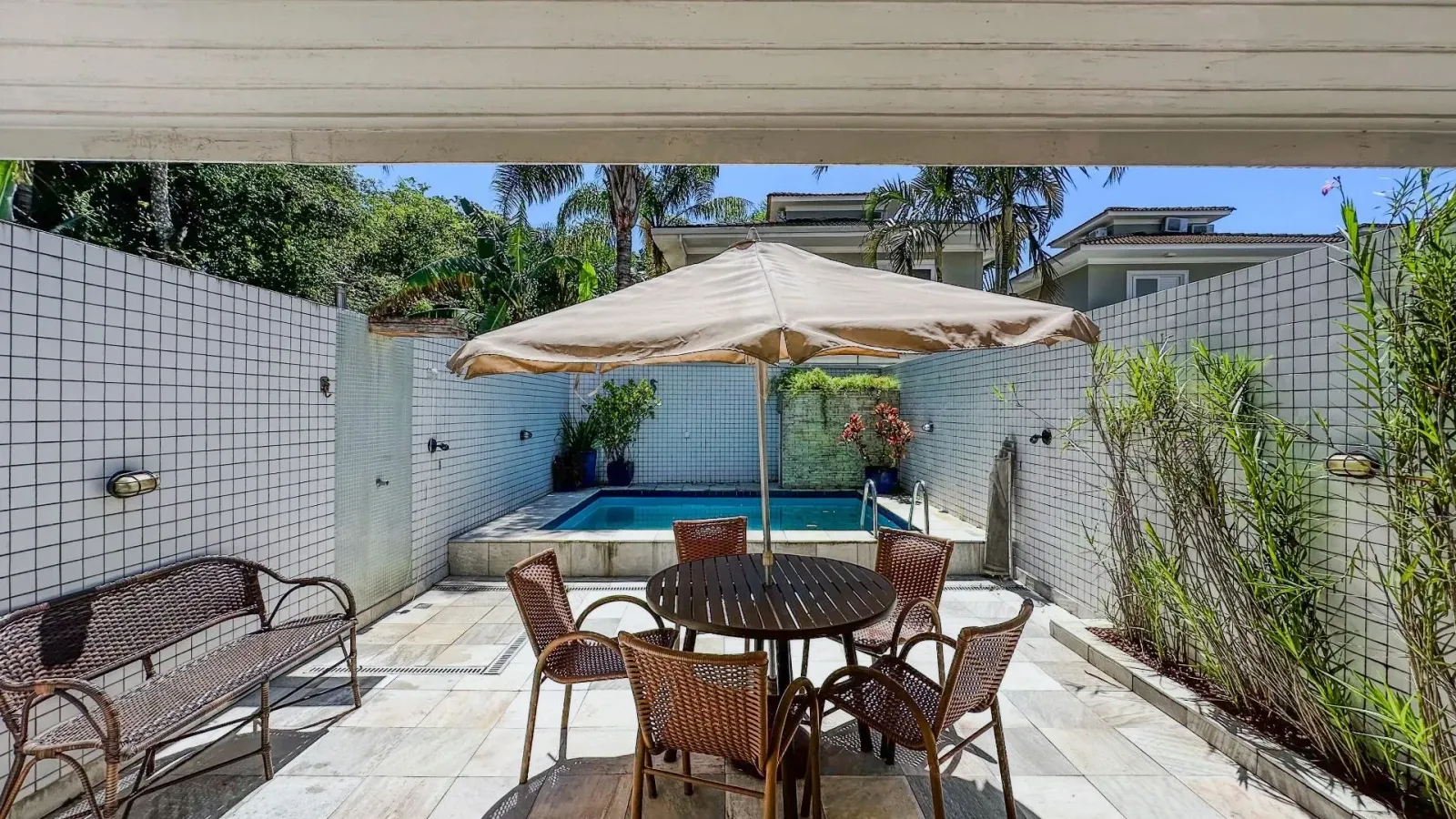 Casa mobiliada com 4 suítes e piscina a 100 m da praia de Juquehy