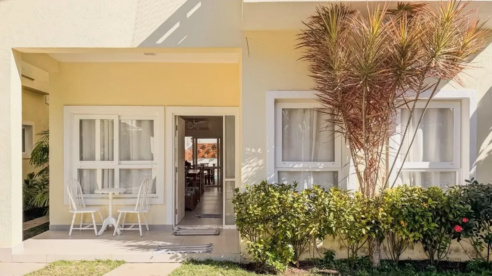 Casa mobiliada com 4 suítes e piscina aquecida a 100 m da praia de Juquehy