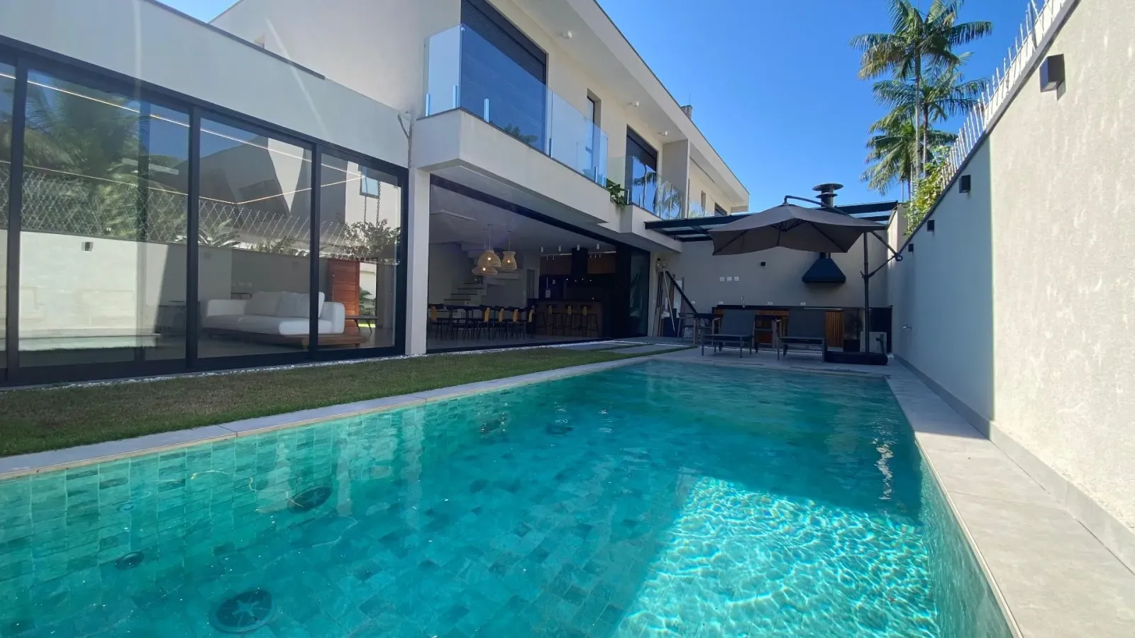 Casa mobiliada com 4 suítes e piscina aquecida a 100 m da praia de Juquehy