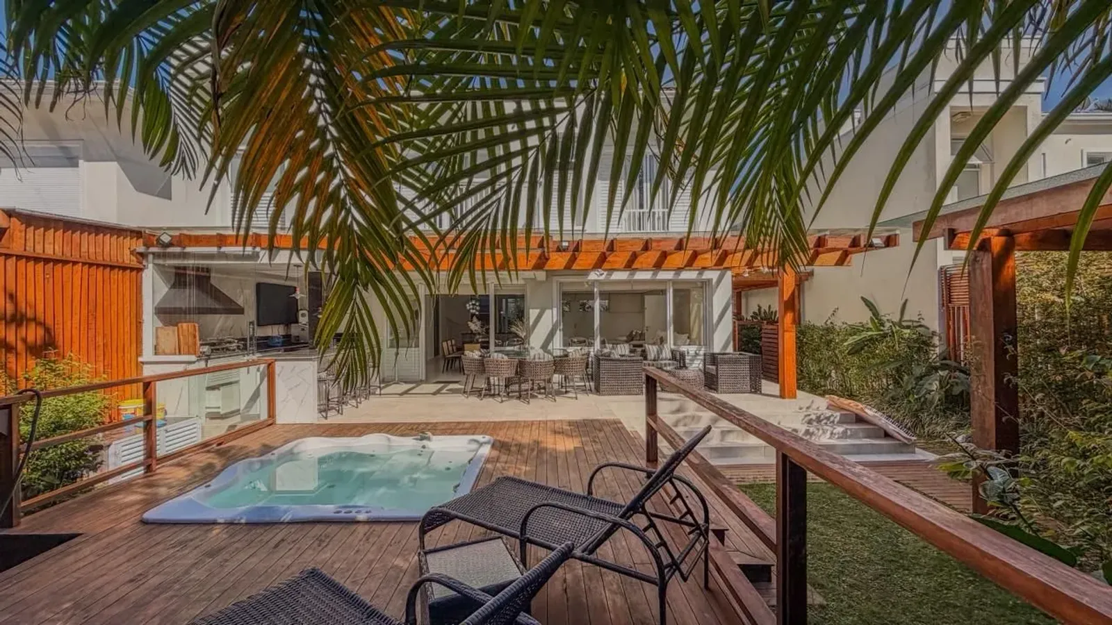 Casa mobiliada com 4 suítes e piscina aquecida no Condomínio Raízes de Juquehy