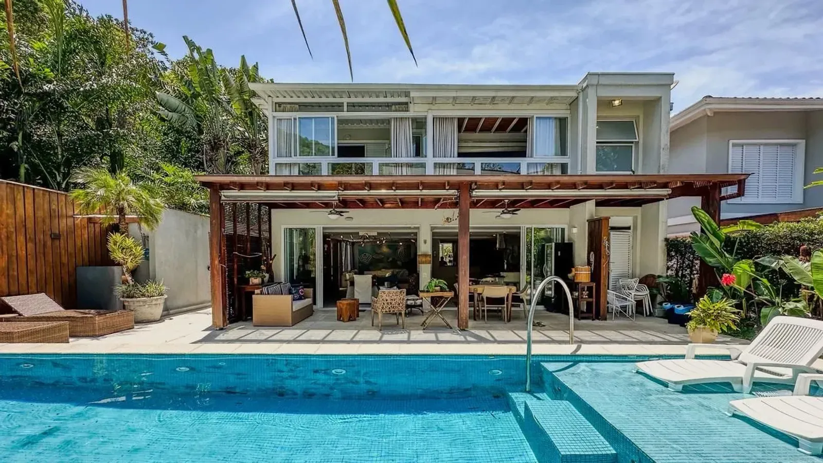 Casa mobiliada com 4 suítes e piscina no Condomínio Raízes de Juquehy