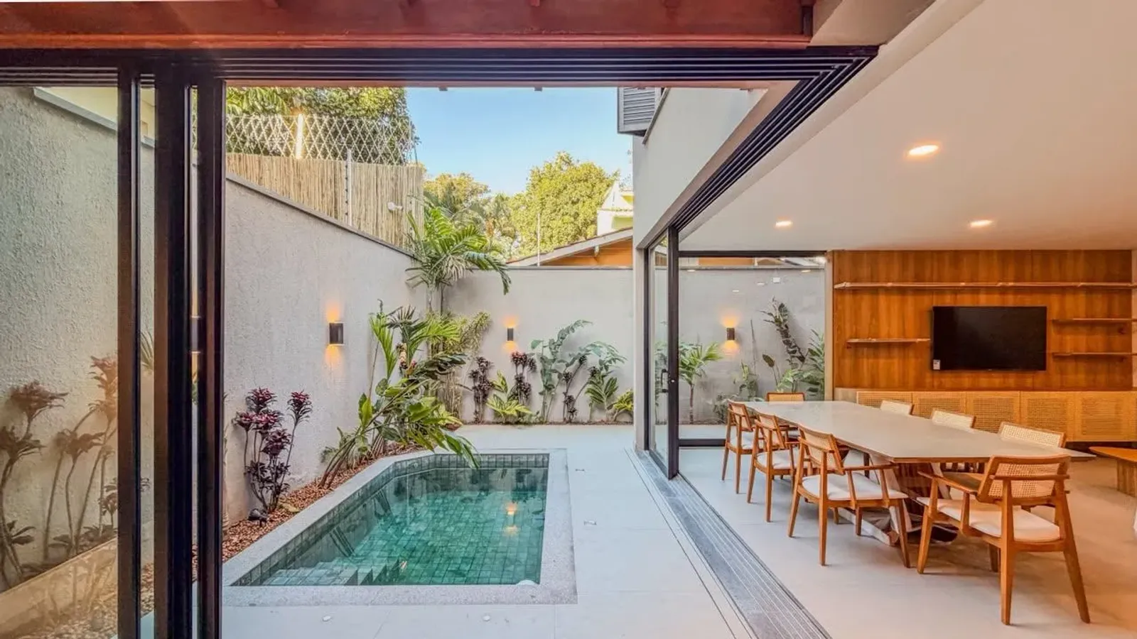 Casa mobiliada com 4 suítes e rooftop a 60 m da praia de Juquehy