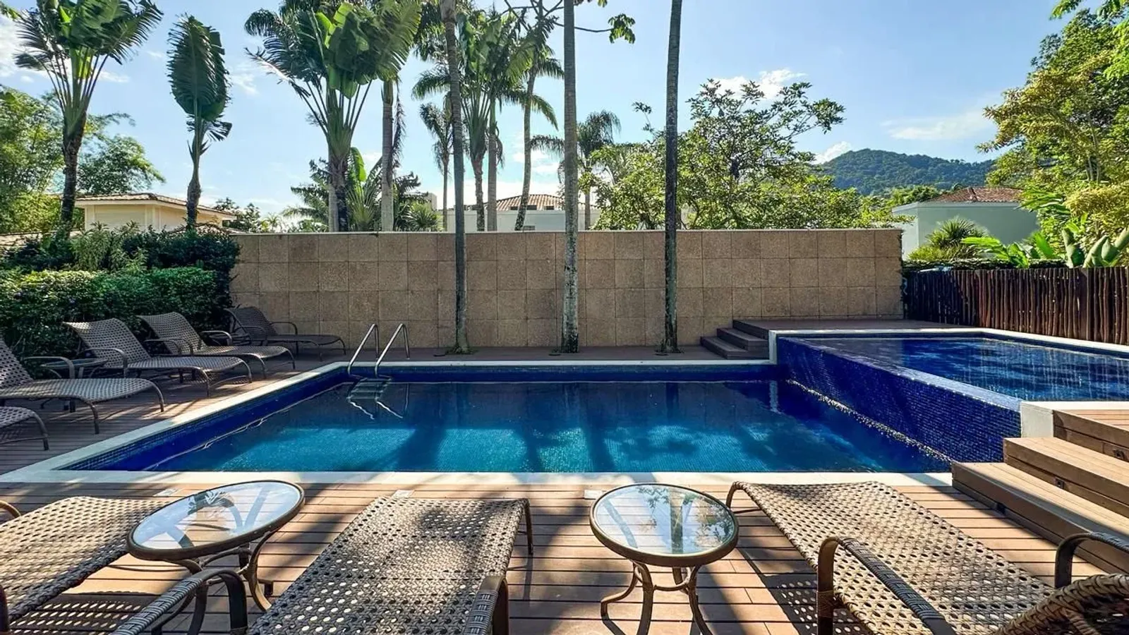Casa mobiliada com 4 suítes e rooftop a 80 m do mar em Juquehy
