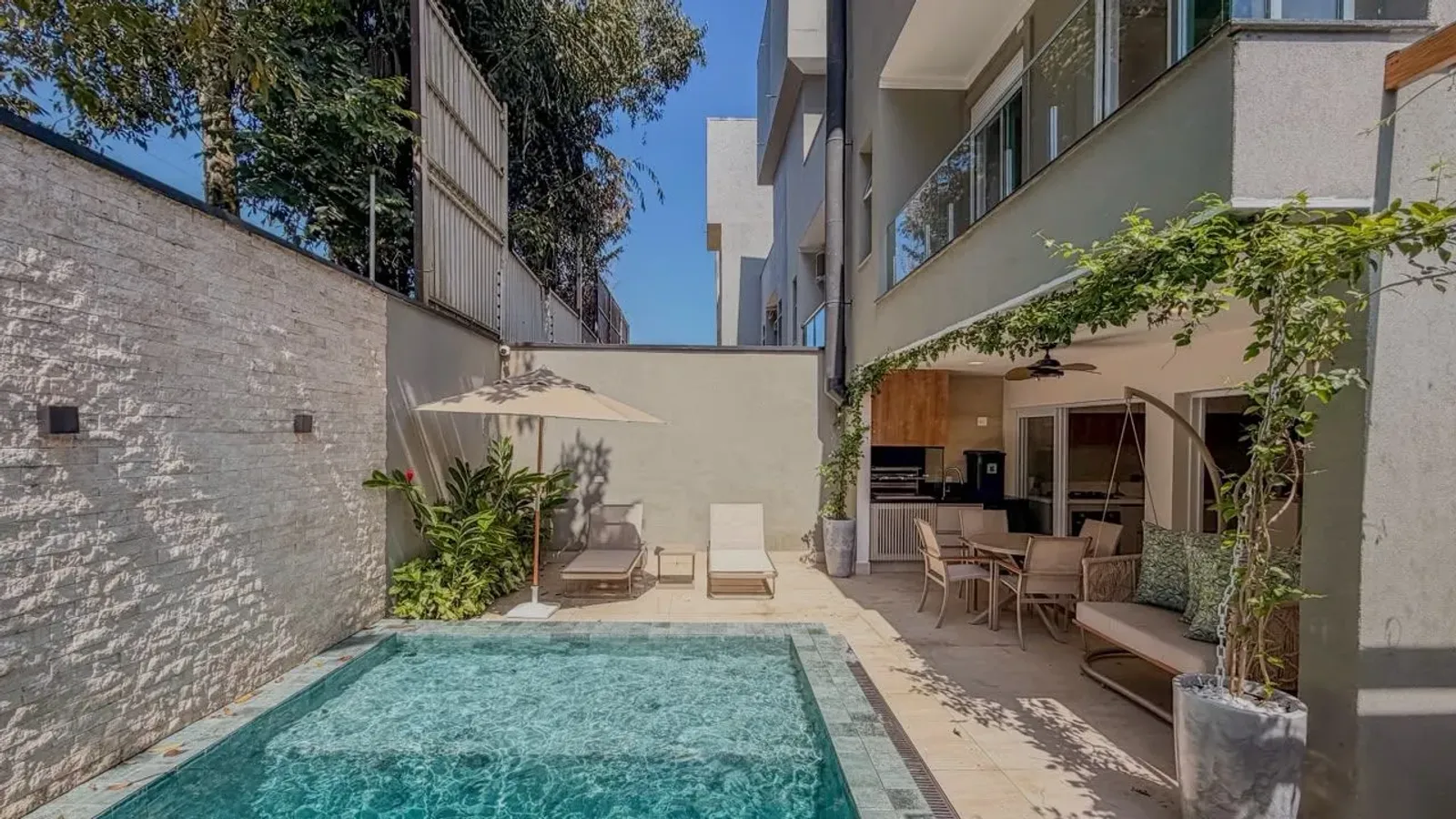 Casa mobiliada com 4 suítes e rooftop com escritório em Juquehy