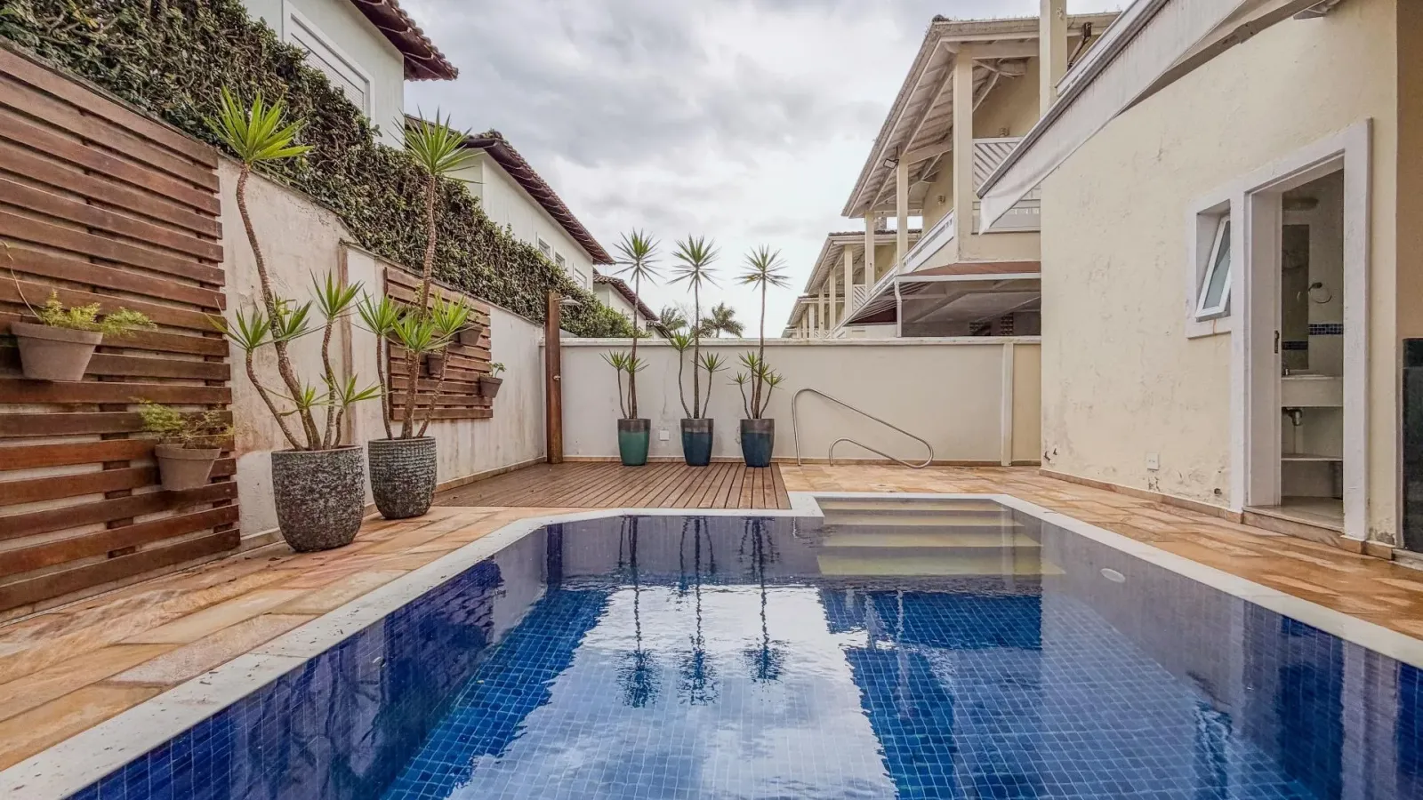 Casa mobiliada com 4 suítes, elevador e piscina aquecida a 100 m da praia de Juquehy