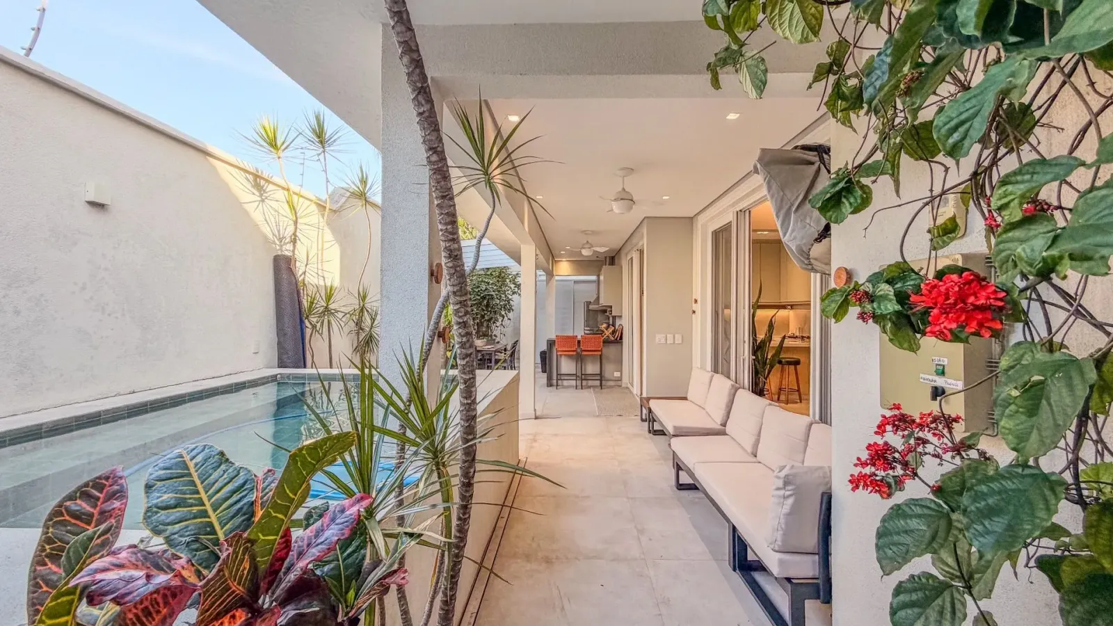 Casa mobiliada com 5 suítes e piscina aquecida a 100 m da praia de Juquehy