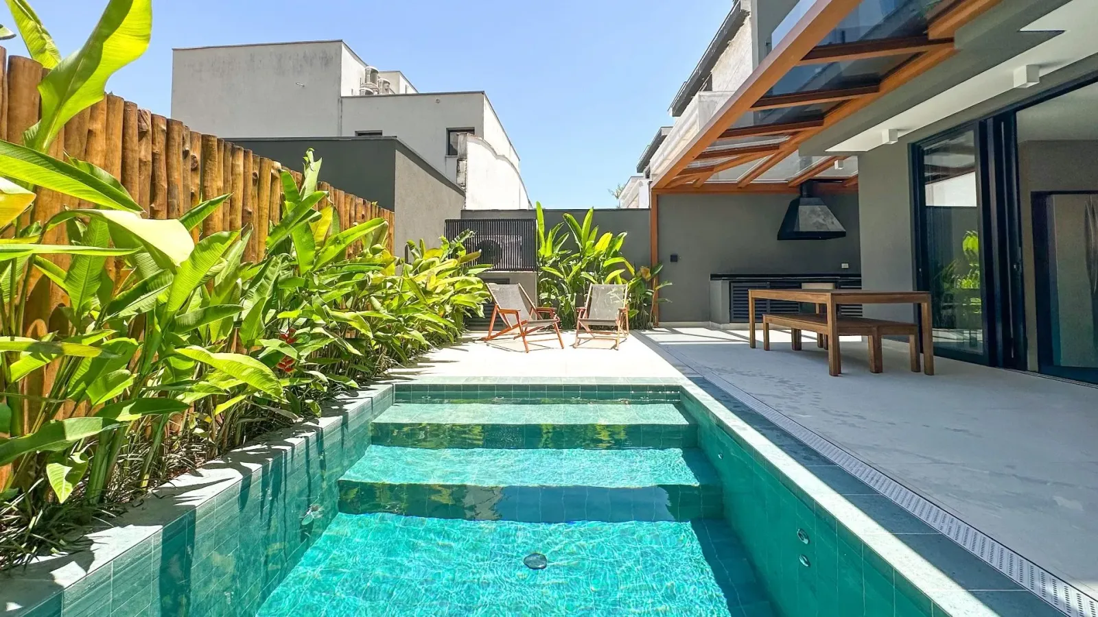 Casa mobiliada com 5 suítes e piscina aquecida a 50 m da praia de Juquehy