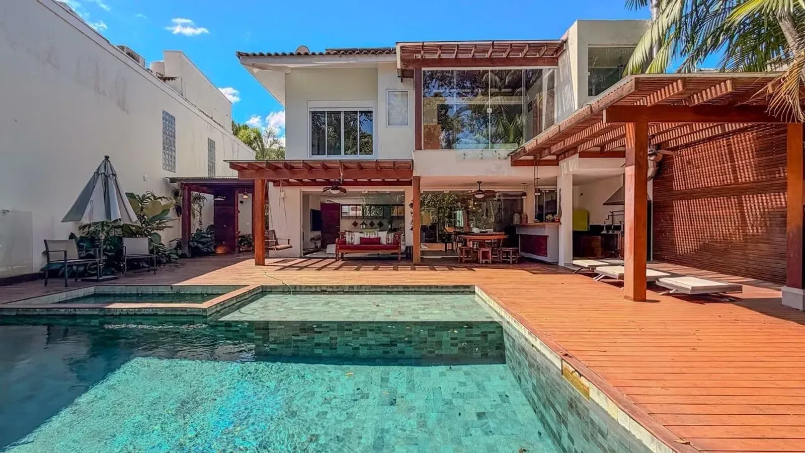 Casa mobiliada com 5 suítes e piscina no Condomínio Raízes de Juquehy