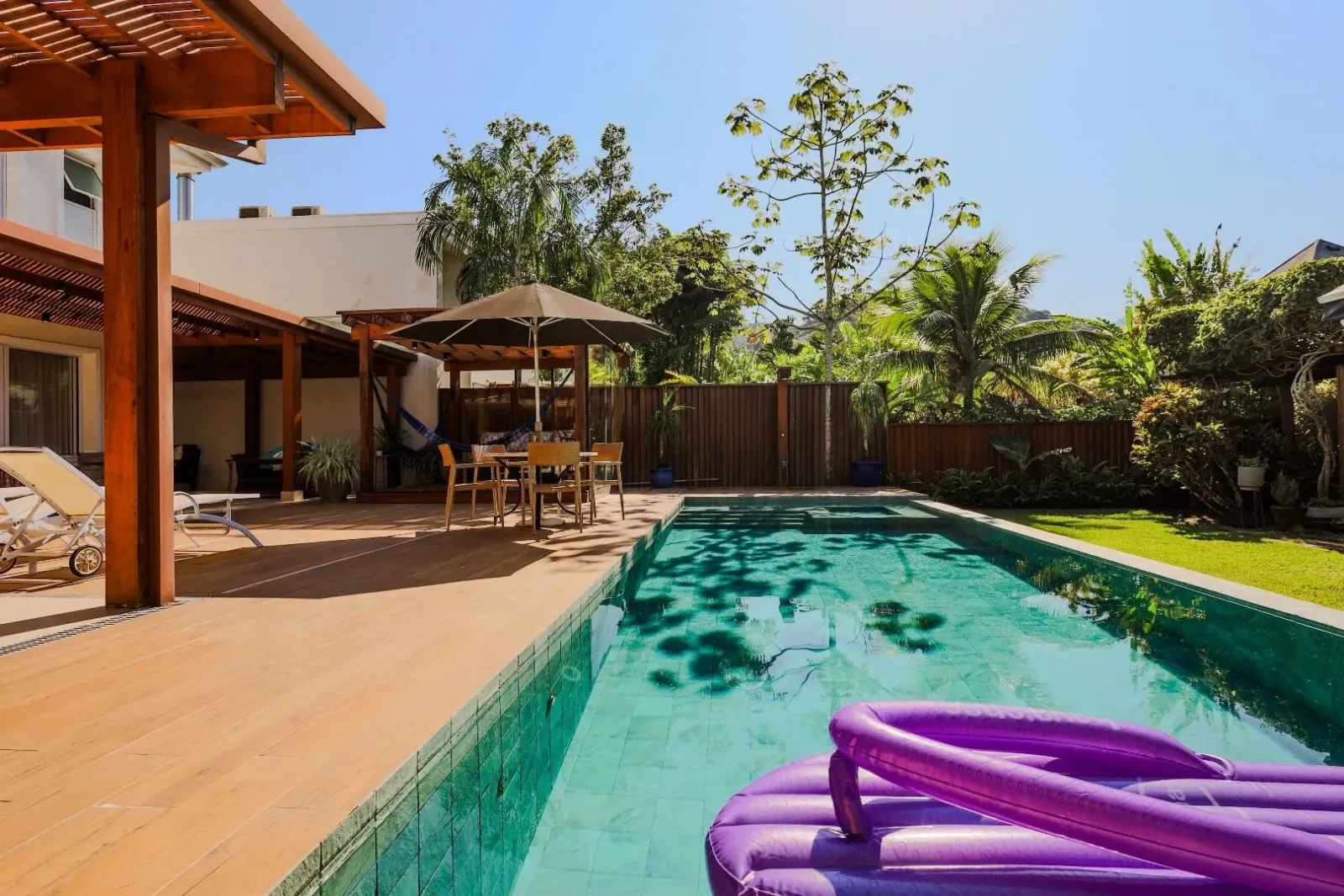 Casa mobiliada com 5 suítes em terreno de 760 m² no Condomínio Raízes de Juquehy
