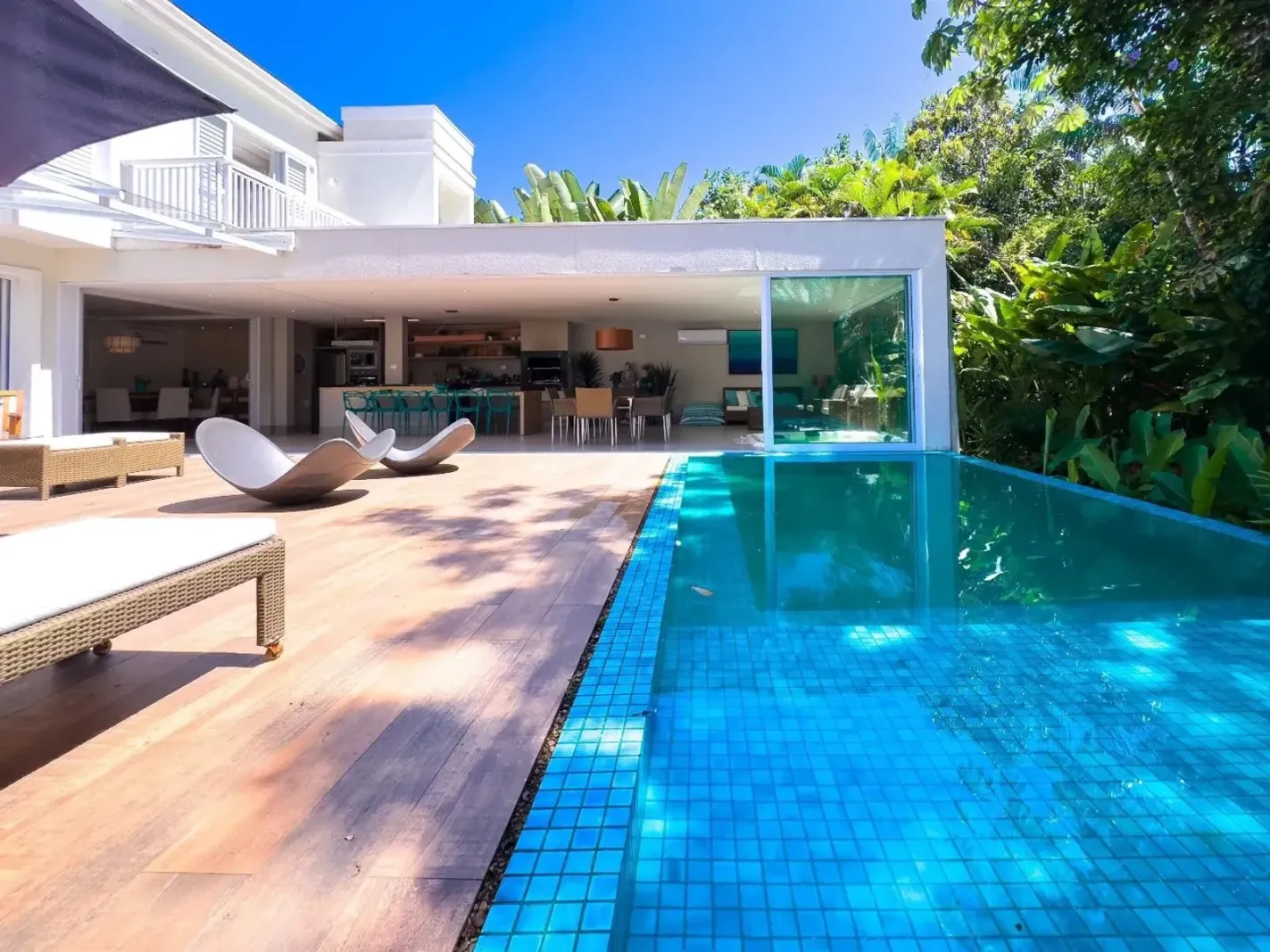 Casa mobiliada com 5 suítes no Condomínio Raízes, a 100 m da praia de Juquehy